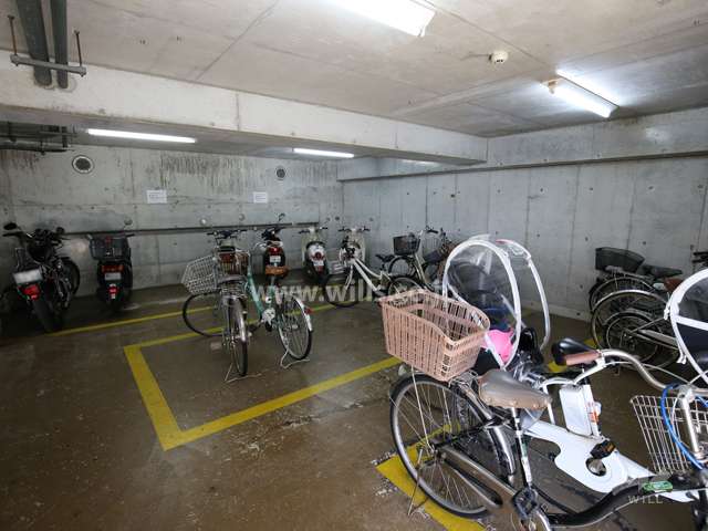 屋内にある駐輪場