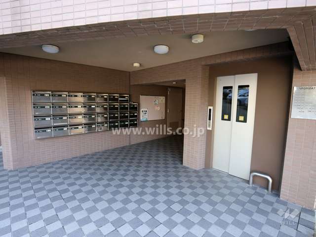 共用ポストとエレベーター