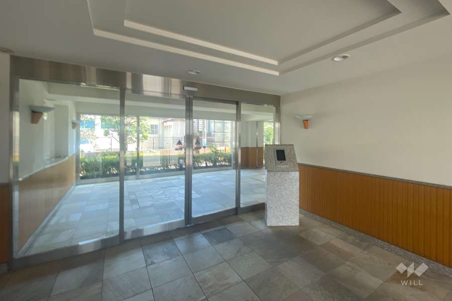 エントランスはオートロック付きです。