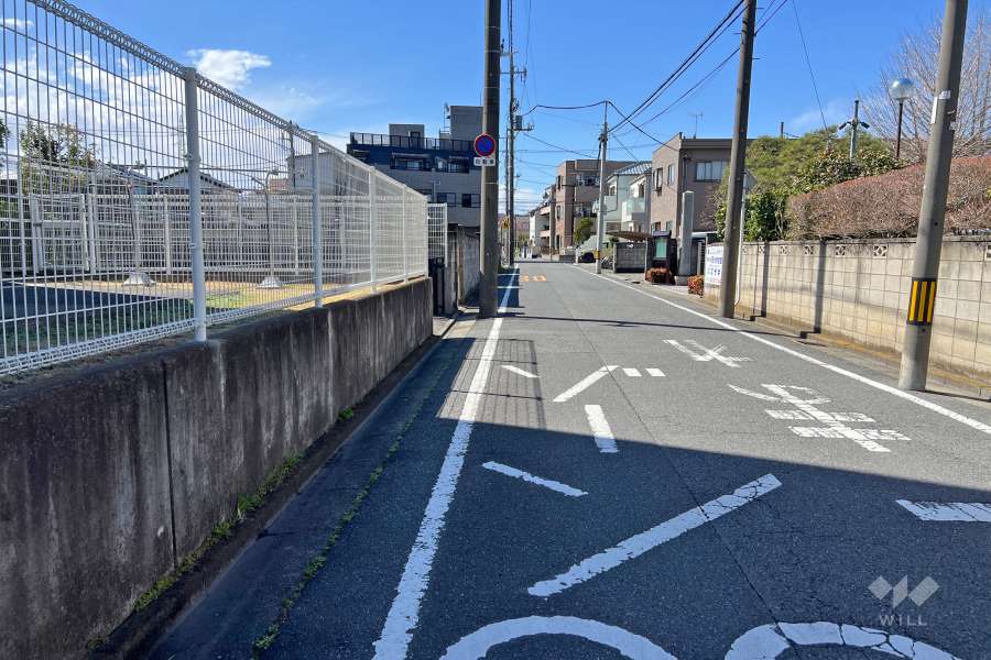 敷地北側の前面道路（東側から）