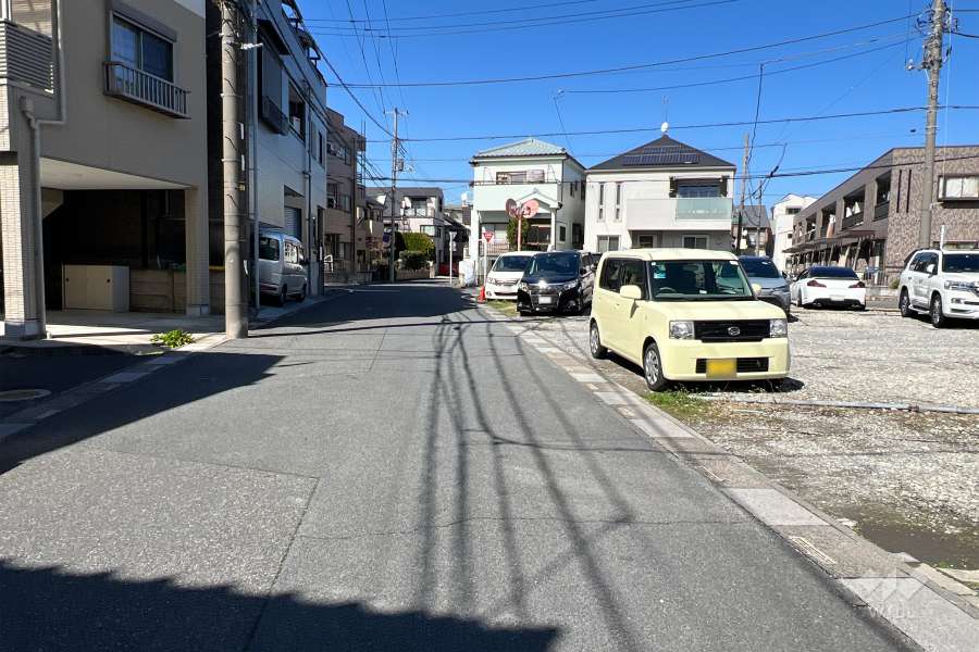 敷地西側の前面道路（南側から）