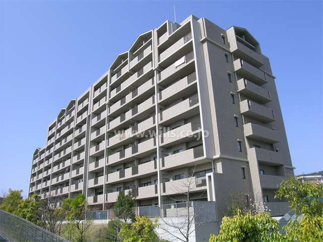 コスモ箕面の外観（南東側から）