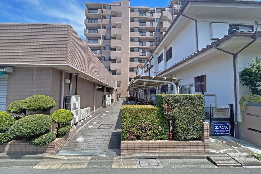 隣接店舗脇からも通路あり