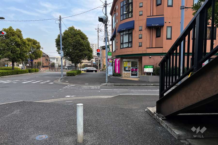 敷地北東側の前面道路（北西側から）