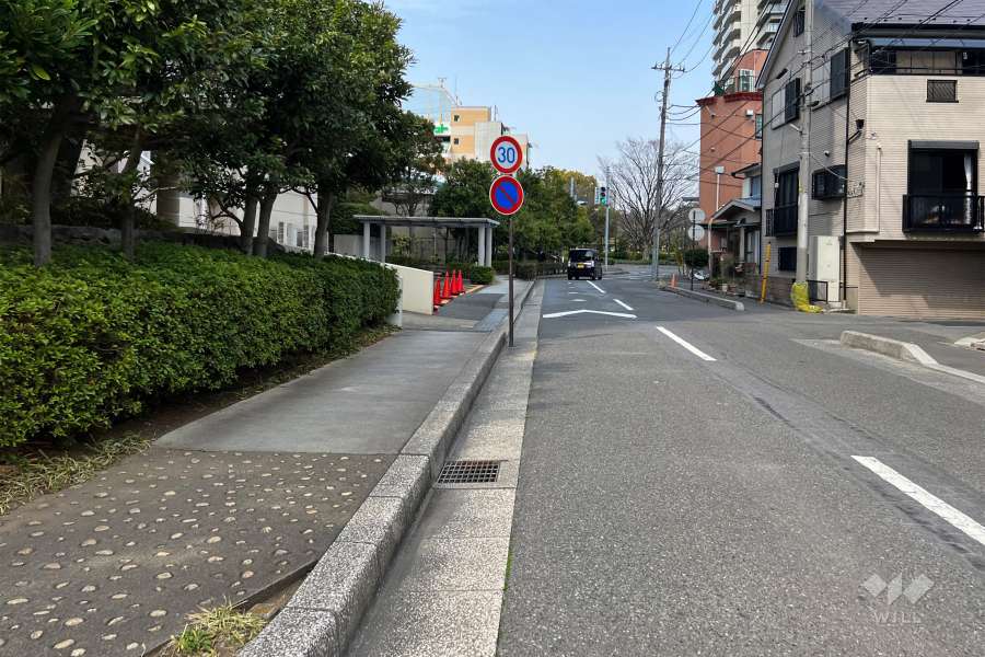 敷地東側の前面道路（南側から）