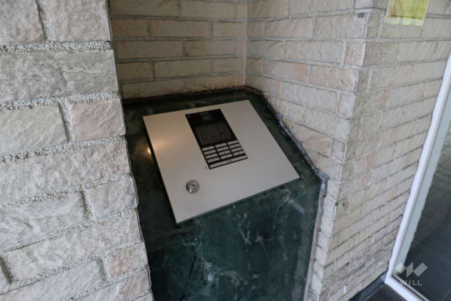 エントランスはオートロック付きです。