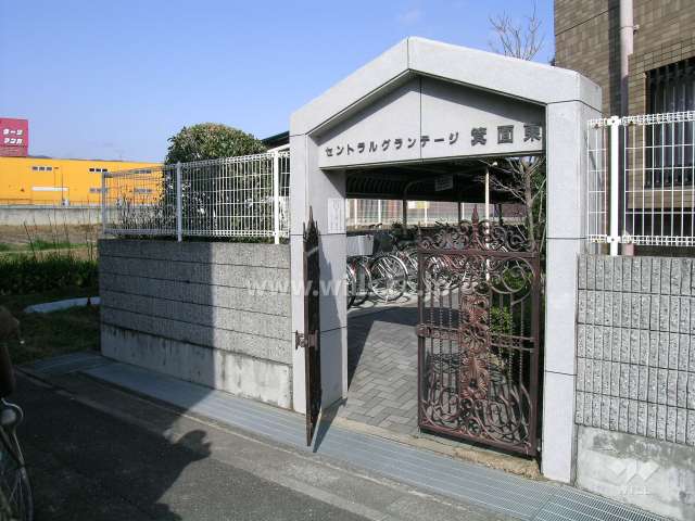 西側にあるサブのエントランス