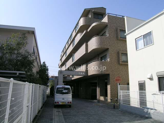 東側から見た外観。道路より少し奥まった位置に敷地があります。