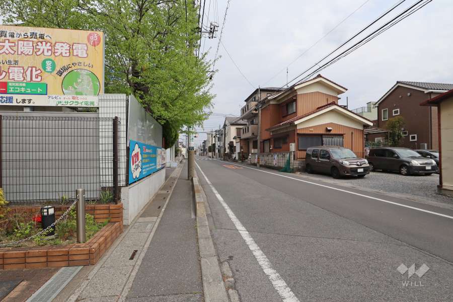 敷地の南側前面道路（西側から）