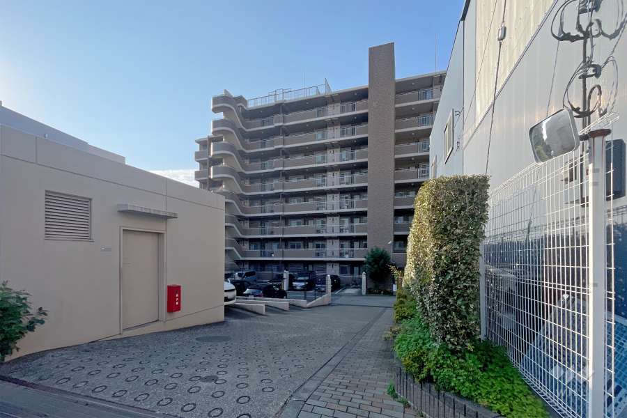 シュロス川口元郷リバーテラスの外観（北側から）