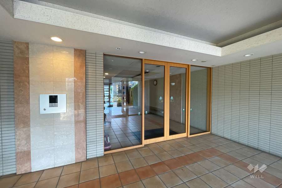 エントランスはオートロック付きです。
