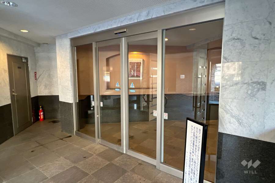 エントランスはオートロック付きです。