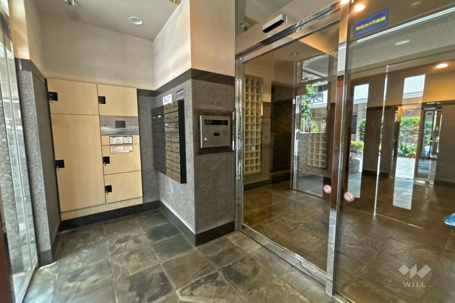 エントランスはオートロック付きです。