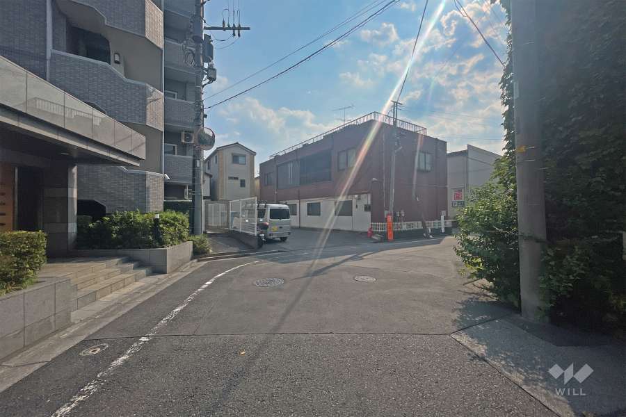 敷地の北側前面道路（東側から）