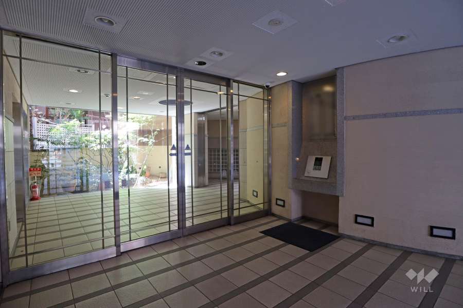 エントランスはオートロック付きです。