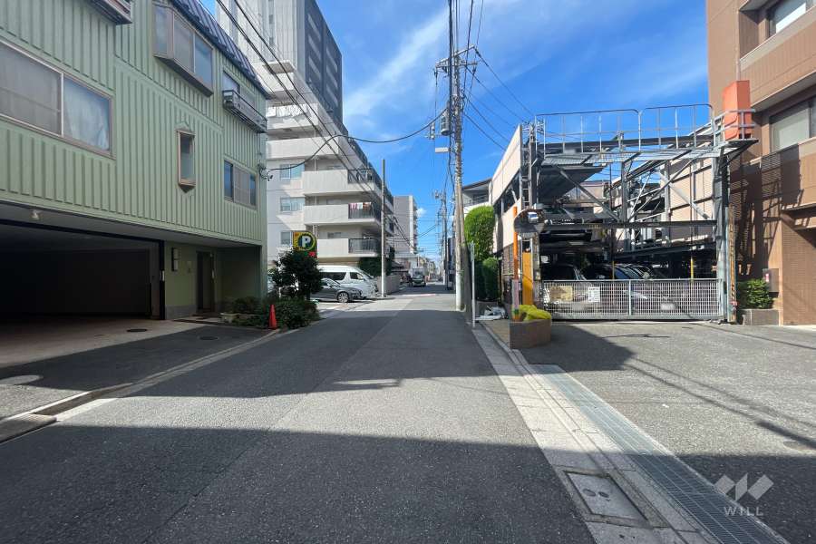 敷地西側の前面道路