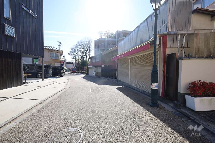 敷地東側の前面道路（北側から）