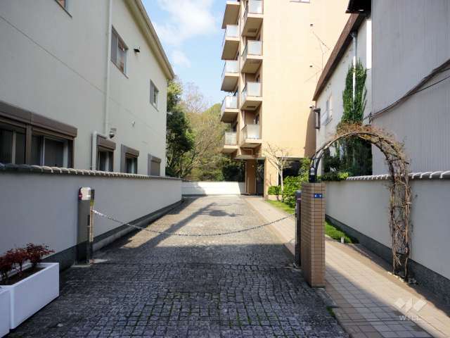 エントランスアプローチと駐車場入口（ロボットゲート付き）