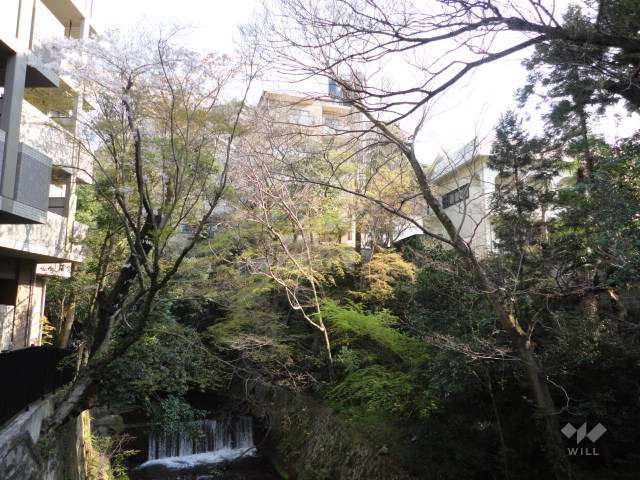 箕面メイプルコートの外観（南側から）　敷地の西側には箕面川が流れています。