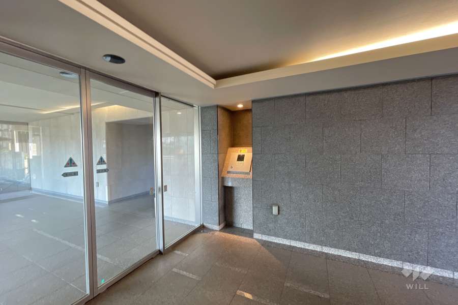 エントランスはオートロック付きです。