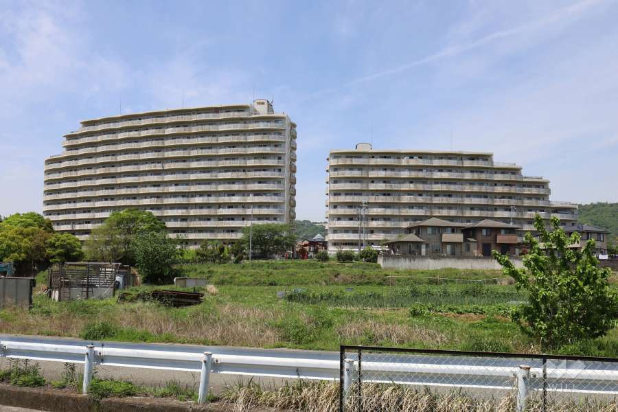 藤和箕面ホームズ全体の遠景（南側から）左がA棟、右がB棟です。