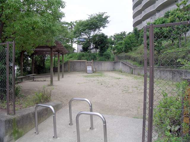 敷地南側にある小さな公園