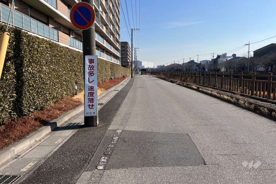 敷地南西側の前面道路（北西側から）