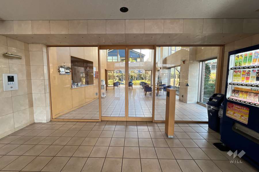 エントランスはオートロック付きです。