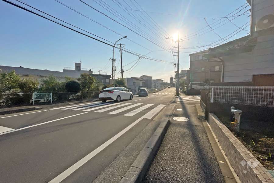 敷地北東側の前面道路（北西側から）
