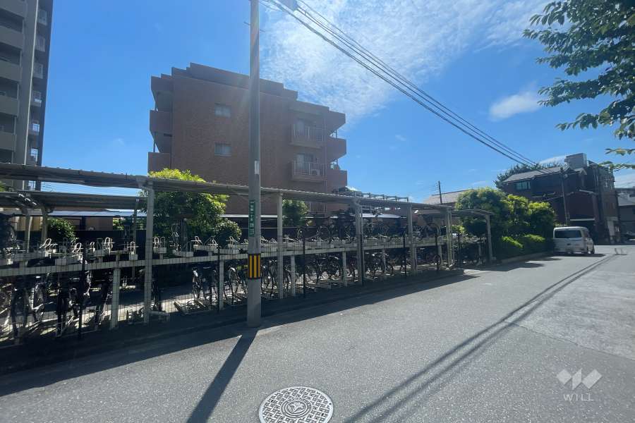 敷地西側の前面道路