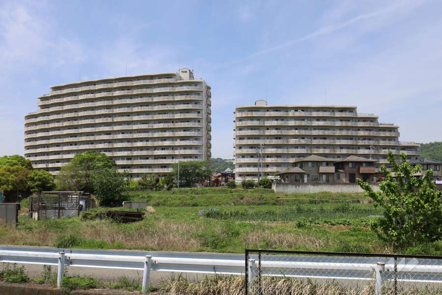 藤和箕面ホームズの遠景（南側から）左がA棟、右がB棟です。
