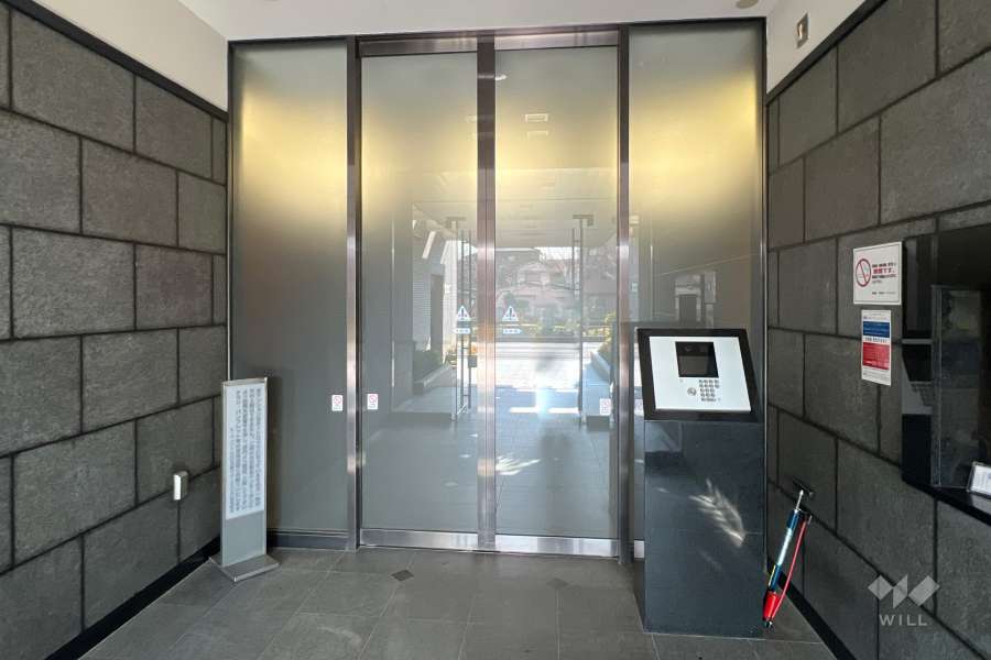 エントランスはオートロック付きです。