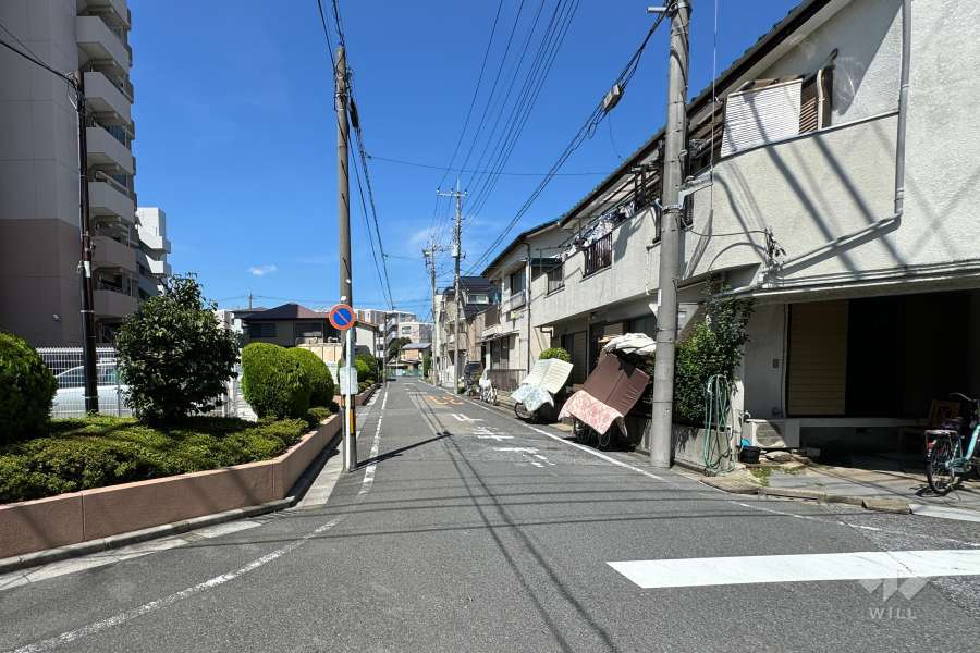 敷地の北側前面道路（東側から）