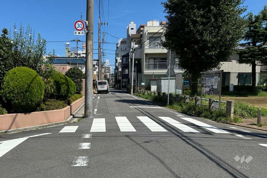 敷地の東側前面道路（南側から）