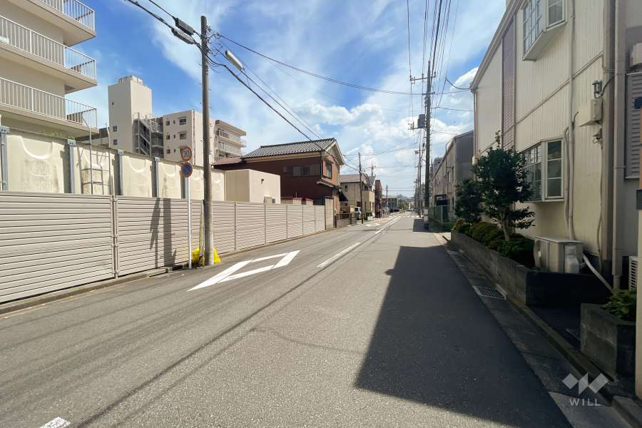 敷地の東側前面道路（北側から）