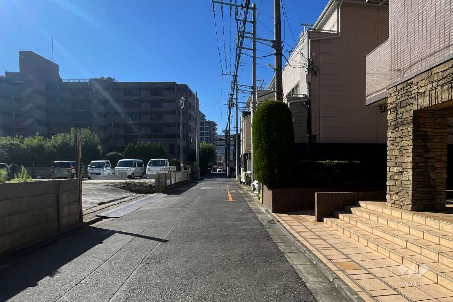 敷地の西側前面道路（南側から）