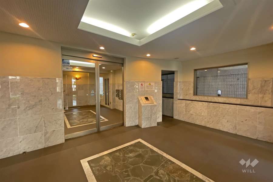 エントランスはオートロック付きです。