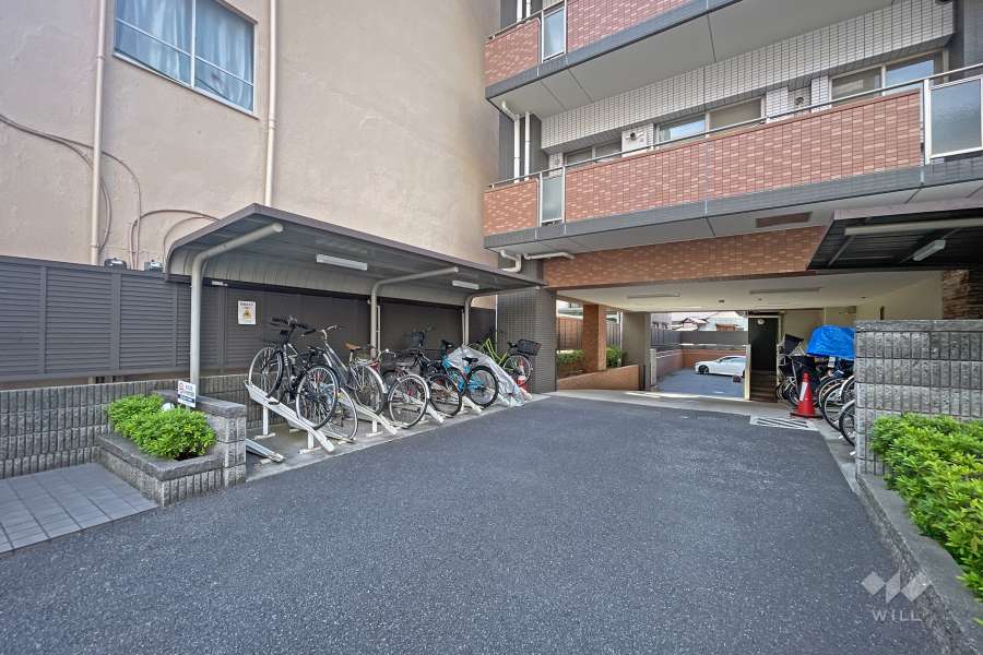駐車場の出入り口と駐輪場
