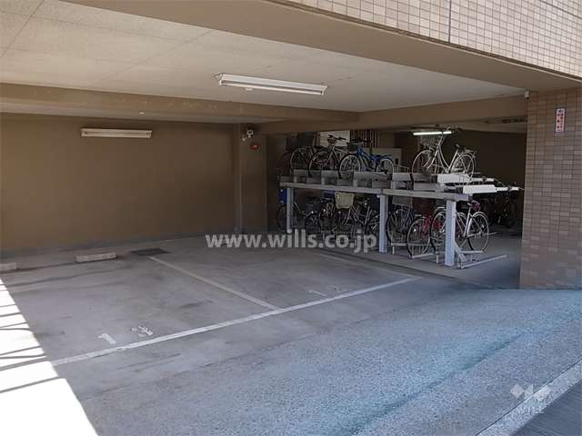 駐車場（平面式）と駐輪場