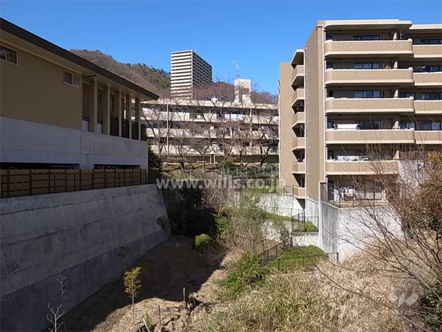 敷地の南側と西側は一段低くなっています。