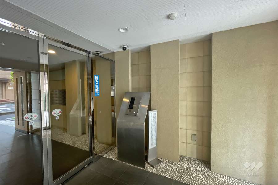 エントランスはオートロック付きです。