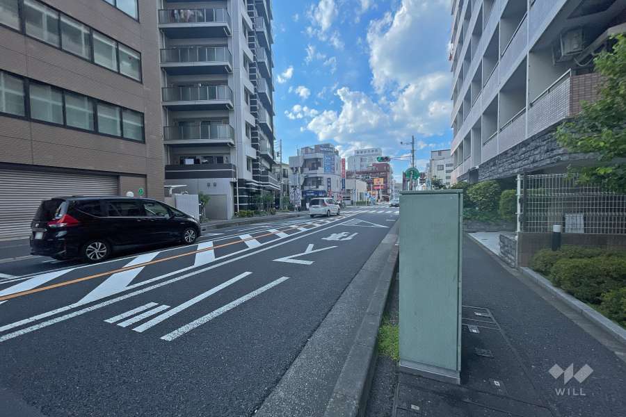 敷地西側の前面道路（南側から）