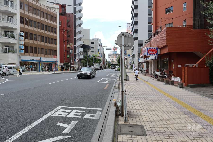 敷地南西側の前面道路（南東側から）