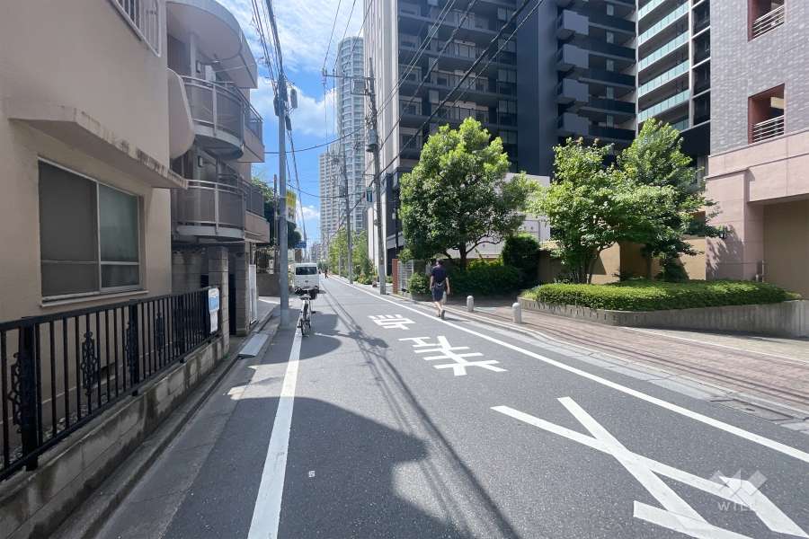 敷地東側の前面道路（北側から）