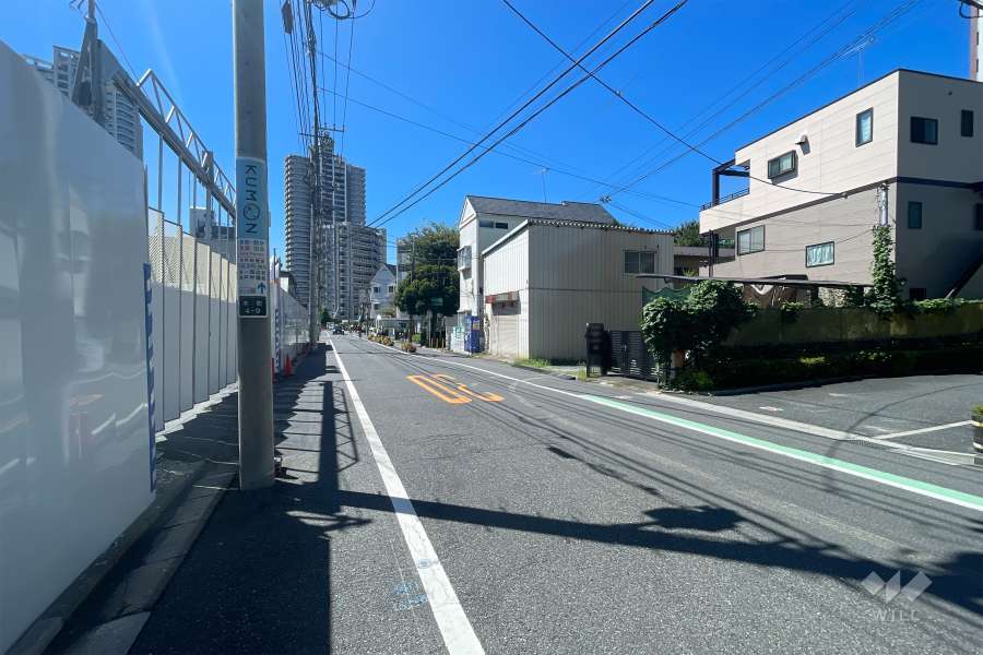 敷地の東側前面道路（北側から）