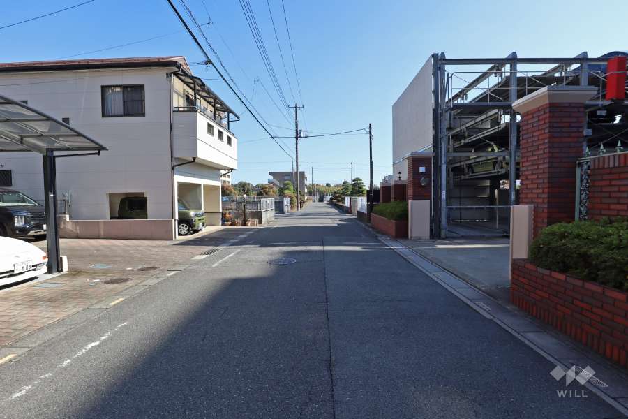 敷地北側の前面道路（西側から）