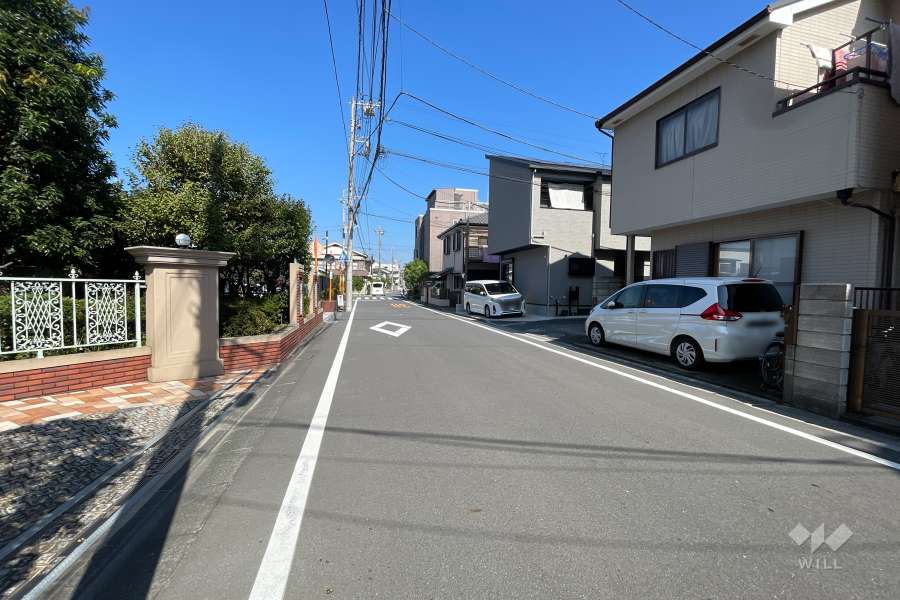 敷地の東側前面道路（南側から）
