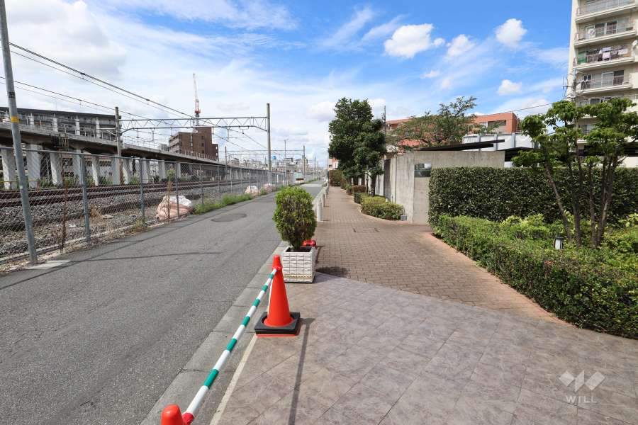 敷地南西側の前面道路（南東側から）