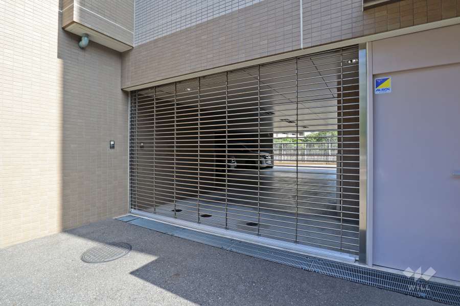 敷地内駐車場（屋内平面式、リングシャッター付き）