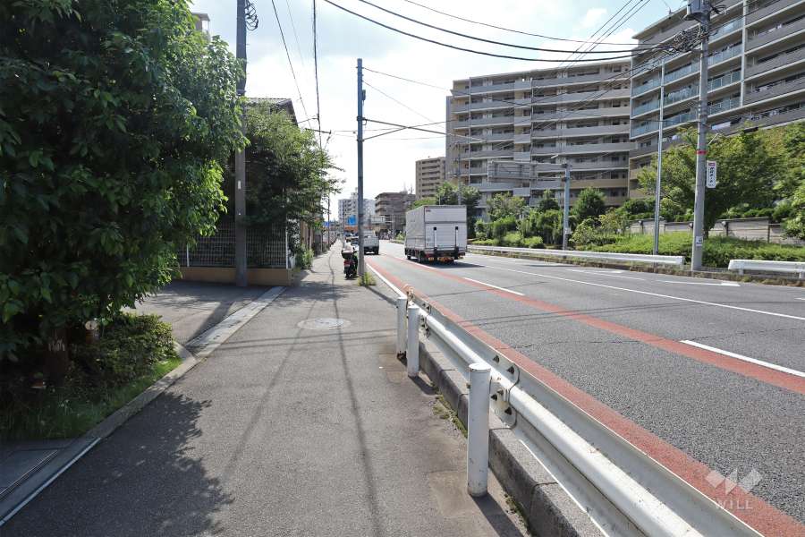 敷地北西側の前面道路（北東側から）